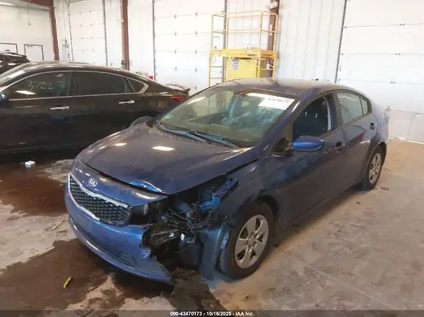 3KPFK4A71JE256938 2018 KIA FORTE - Image 2