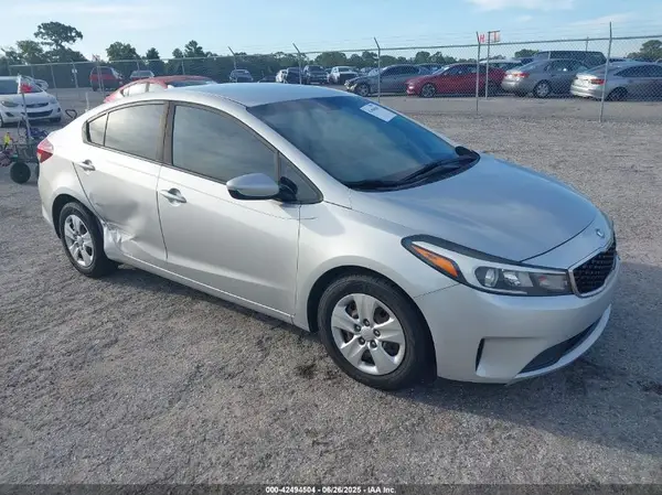 3KPFK4A71JE258110 2018 KIA FORTE - Image 1