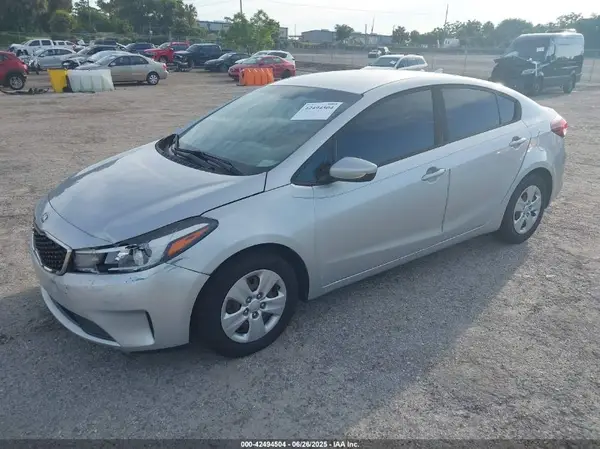 3KPFK4A71JE258110 2018 KIA FORTE - Image 2