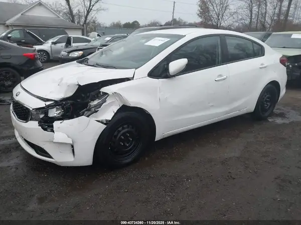 3KPFK4A71JE263551 2018 KIA FORTE - Image 2
