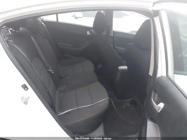 3KPFK4A71JE263551 2018 KIA FORTE - Image 8