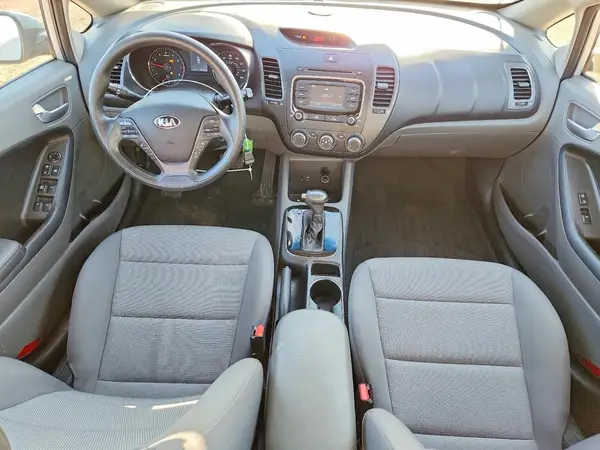 3KPFK4A71JE278857 2018 KIA FORTE - Image 8