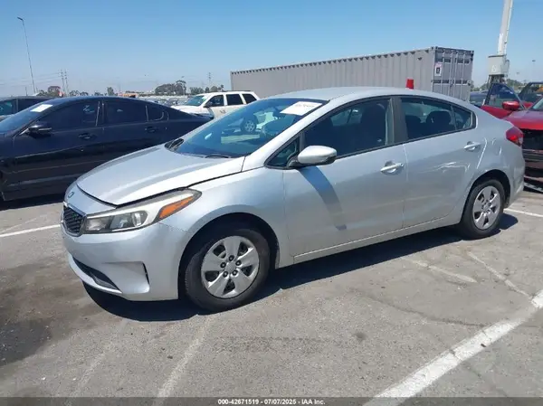 3KPFK4A72HE015447 2017 KIA FORTE - Image 2