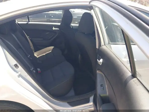 3KPFK4A72HE015447 2017 KIA FORTE - Image 8