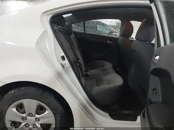 3KPFK4A72HE029655 2017 KIA FORTE - Image 8