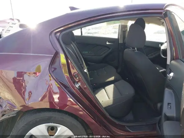 3KPFK4A72HE030126 2017 KIA FORTE - Image 8