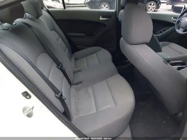 3KPFK4A72HE030644 2017 KIA FORTE - Image 8