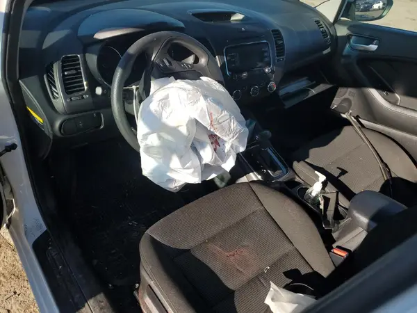 3KPFK4A72HE031552 2017 KIA FORTE - Image 8