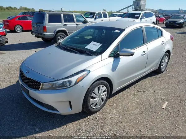 3KPFK4A72HE032765 2017 KIA FORTE - Image 2