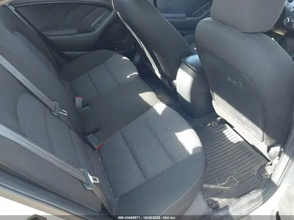 3KPFK4A72HE032765 2017 KIA FORTE - Image 8