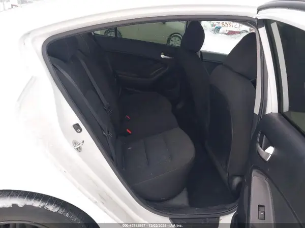 3KPFK4A72HE043748 2017 KIA FORTE - Image 8