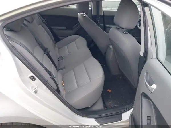 3KPFK4A72HE047914 2017 KIA FORTE - Image 8