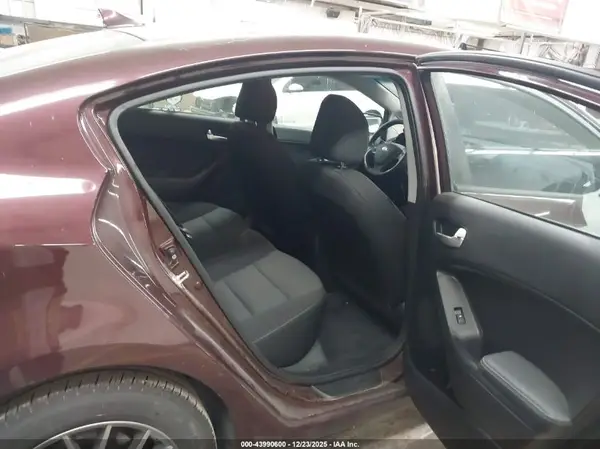 3KPFK4A72HE055950 2017 KIA FORTE - Image 8