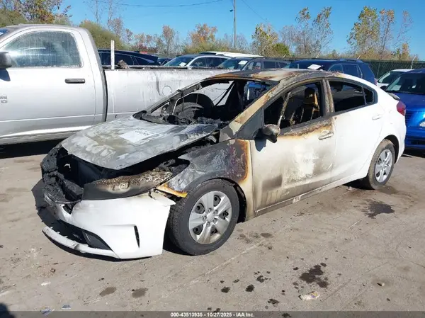 3KPFK4A72HE059495 2017 KIA FORTE - Image 2