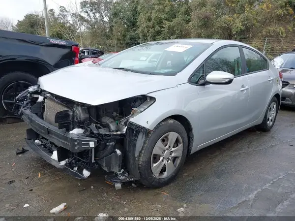 3KPFK4A72HE070786 2017 KIA FORTE - Image 2