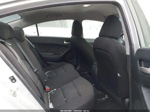 3KPFK4A72HE070786 2017 KIA FORTE - Image 8