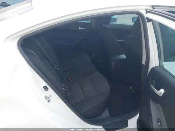 3KPFK4A72HE072196 2017 KIA FORTE - Image 8