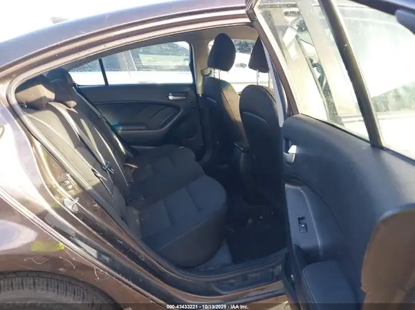 3KPFK4A72HE074546 2017 KIA FORTE - Image 8