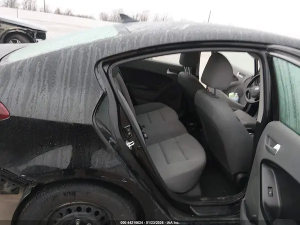 3KPFK4A72HE081996 2017 KIA FORTE - Image 8