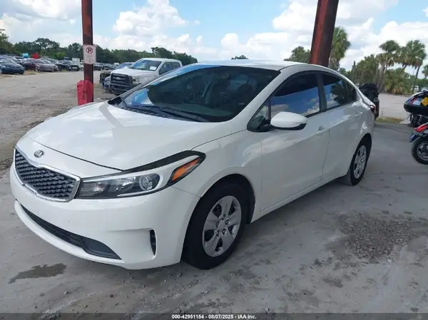 3KPFK4A72HE083005 2017 KIA FORTE - Image 2
