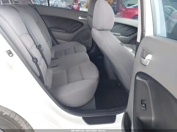 3KPFK4A72HE083005 2017 KIA FORTE - Image 8