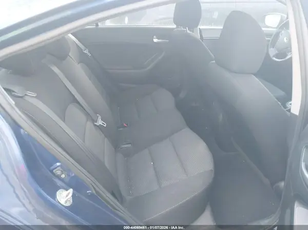 3KPFK4A72HE084090 2017 KIA FORTE - Image 8