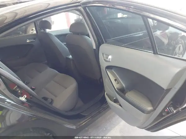 3KPFK4A72HE085417 2017 KIA FORTE - Image 8
