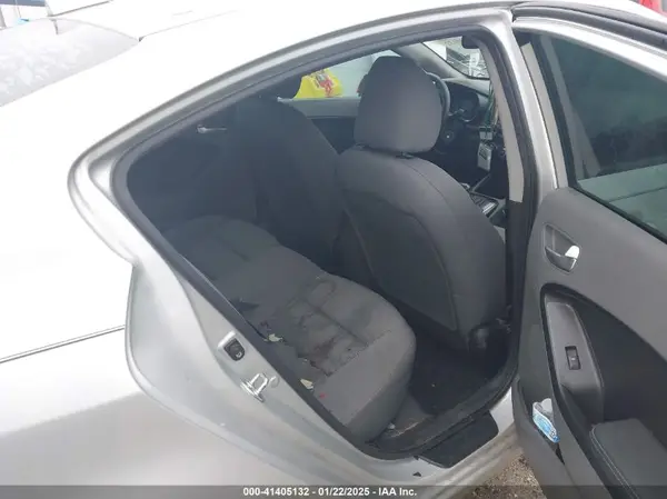 3KPFK4A72HE085773 2017 KIA FORTE - Image 8