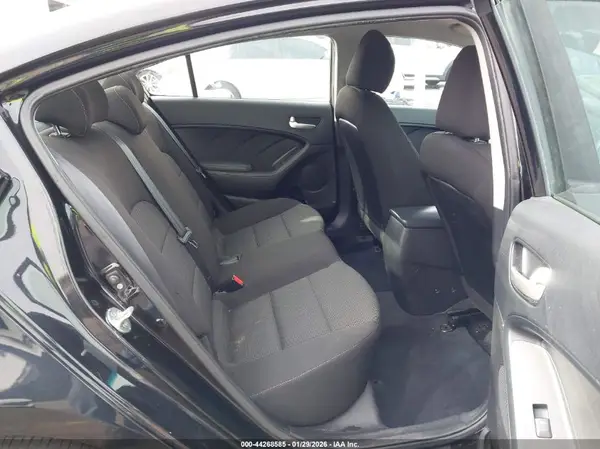 3KPFK4A72HE092884 2017 KIA FORTE - Image 8