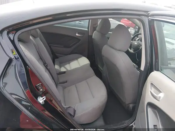 3KPFK4A72HE096403 2017 KIA FORTE - Image 8