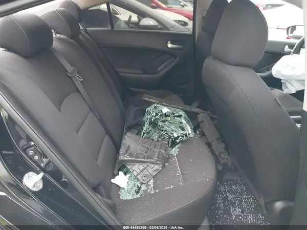 3KPFK4A72HE100935 2017 KIA FORTE - Image 8