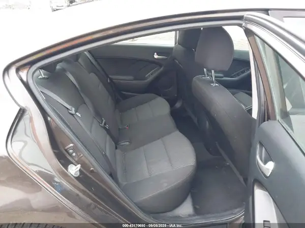 3KPFK4A72HE115175 2017 KIA FORTE - Image 8