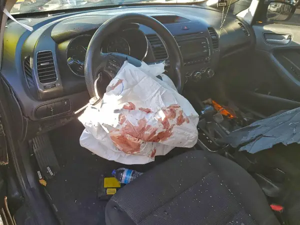 3KPFK4A72HE135300 2017 KIA FORTE - Image 8