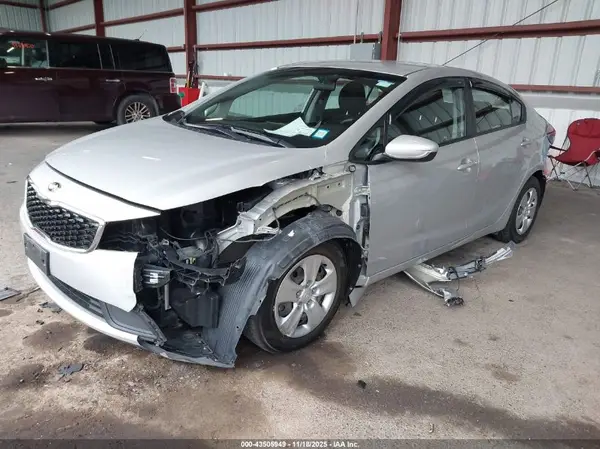 3KPFK4A72HE157989 2017 KIA FORTE - Image 2