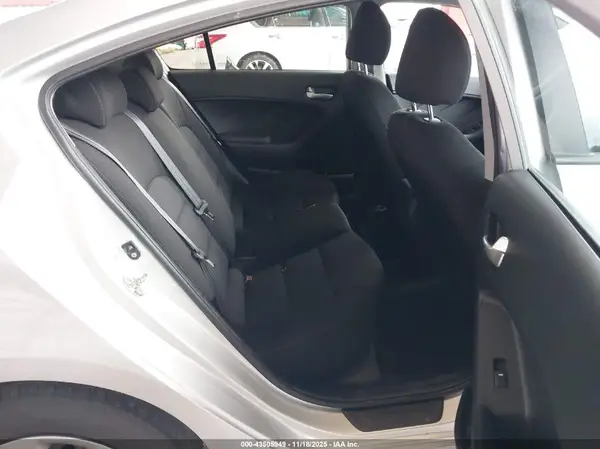 3KPFK4A72HE157989 2017 KIA FORTE - Image 8
