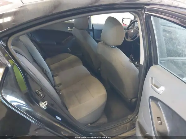 3KPFK4A72HE158043 2017 KIA FORTE - Image 8