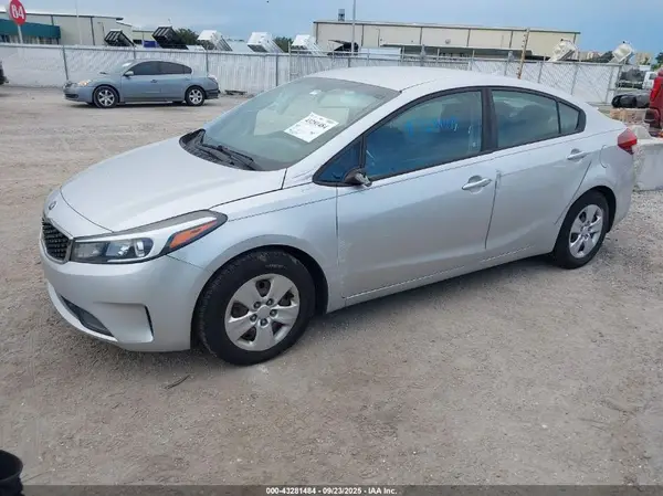 3KPFK4A72HE158530 2017 KIA FORTE - Image 2