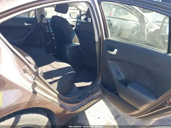 3KPFK4A72HE161315 2017 KIA FORTE - Image 8