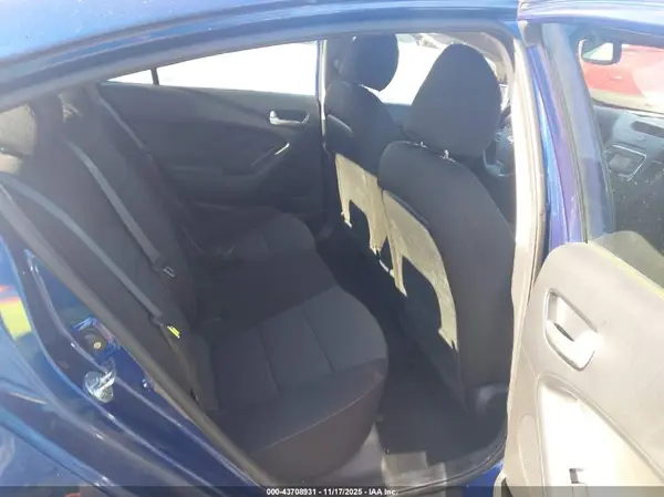 3KPFK4A72JE165029 2018 KIA FORTE - Image 8