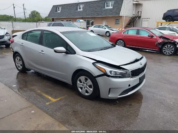 3KPFK4A72JE165578 2018 KIA FORTE - Image 1