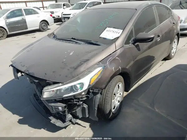 3KPFK4A72JE168710 2018 KIA FORTE - Image 2