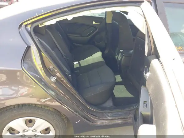 3KPFK4A72JE168710 2018 KIA FORTE - Image 8