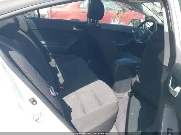 3KPFK4A72JE174717 2018 KIA FORTE - Image 8