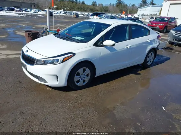 3KPFK4A72JE177097 2018 KIA FORTE - Image 2