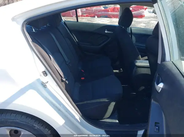 3KPFK4A72JE177097 2018 KIA FORTE - Image 8