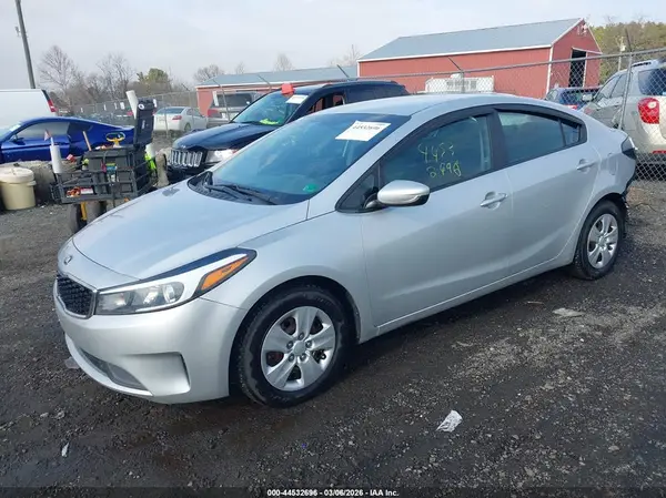 3KPFK4A72JE178461 2018 KIA FORTE - Image 2