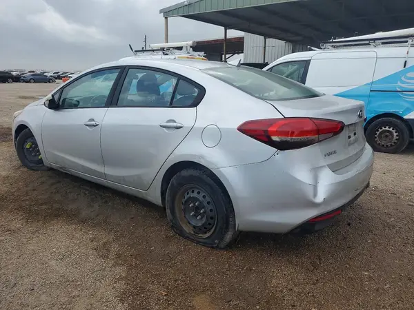 3KPFK4A72JE180338 2018 KIA FORTE - Image 2