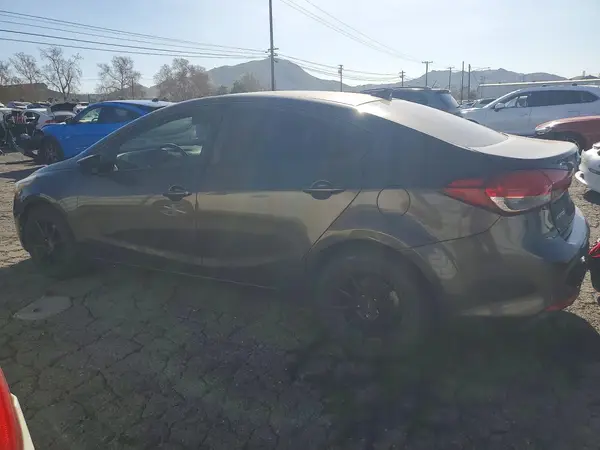 3KPFK4A72JE181313 2018 KIA FORTE - Image 2