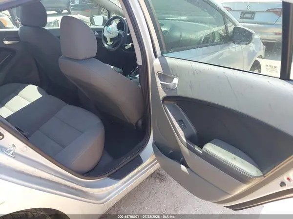 3KPFK4A72JE181683 2018 KIA FORTE - Image 8