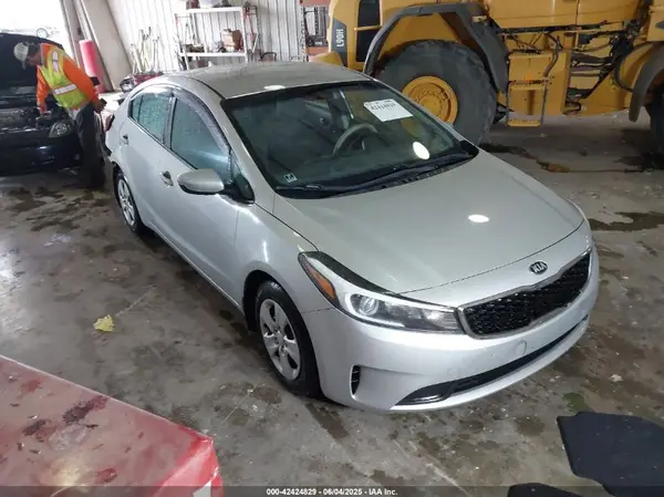 3KPFK4A72JE183773 2018 KIA FORTE - Image 1